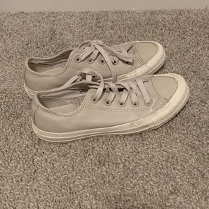 Women’s gray converse